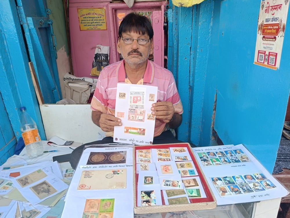 Hathras News: 150 देशों के डाक टिकटों पर जिंदा हैं बापू की यादें