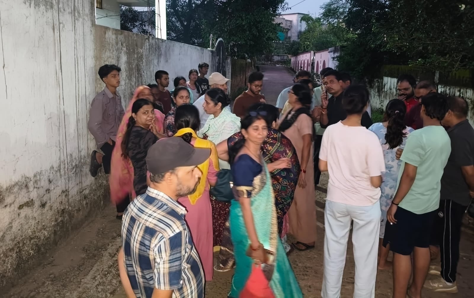 डॉक्टर के घर के सामने मौजूद भीड़।