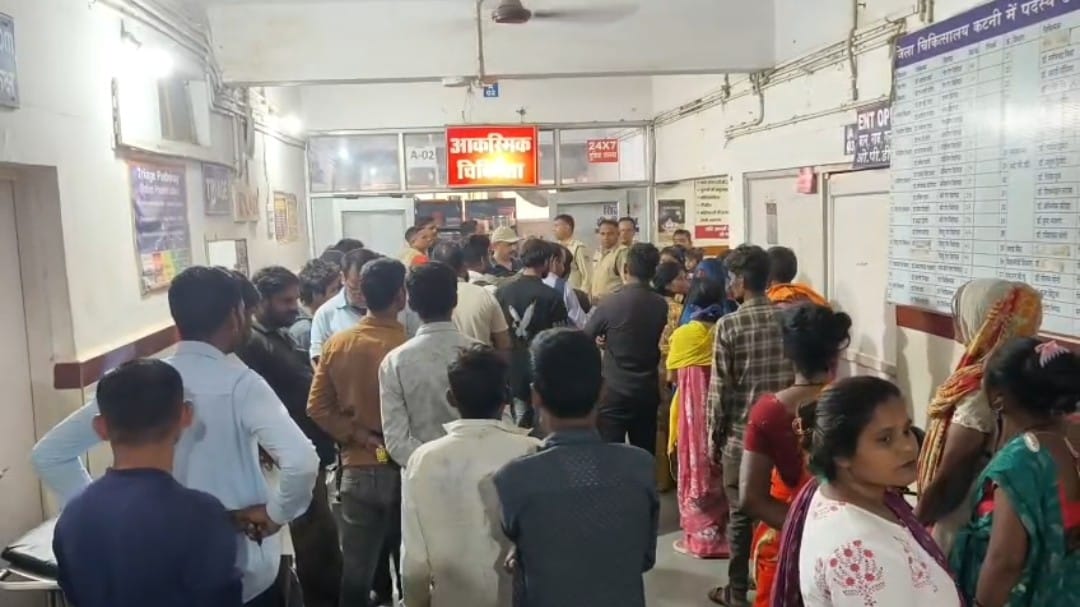 एक शख्स ने थाना परिसर में खुद को लगाई आग, मचा हंगामा।