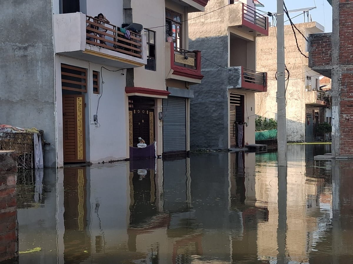 Lucknow News: दहलीज तक पहुंचा पानी, घर छोड़ रहे परिवार
