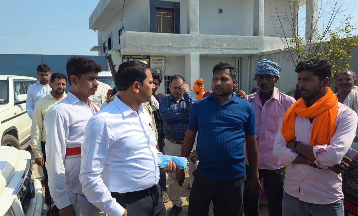 Unnao News: खुले में खाल-हड्डियां मिलने पर परिसर सील