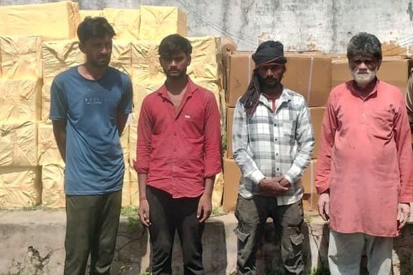 Mahoba News: 189 गत्ता माचिस पटाखा और 50 कार्टून सुतली बम बरामद
