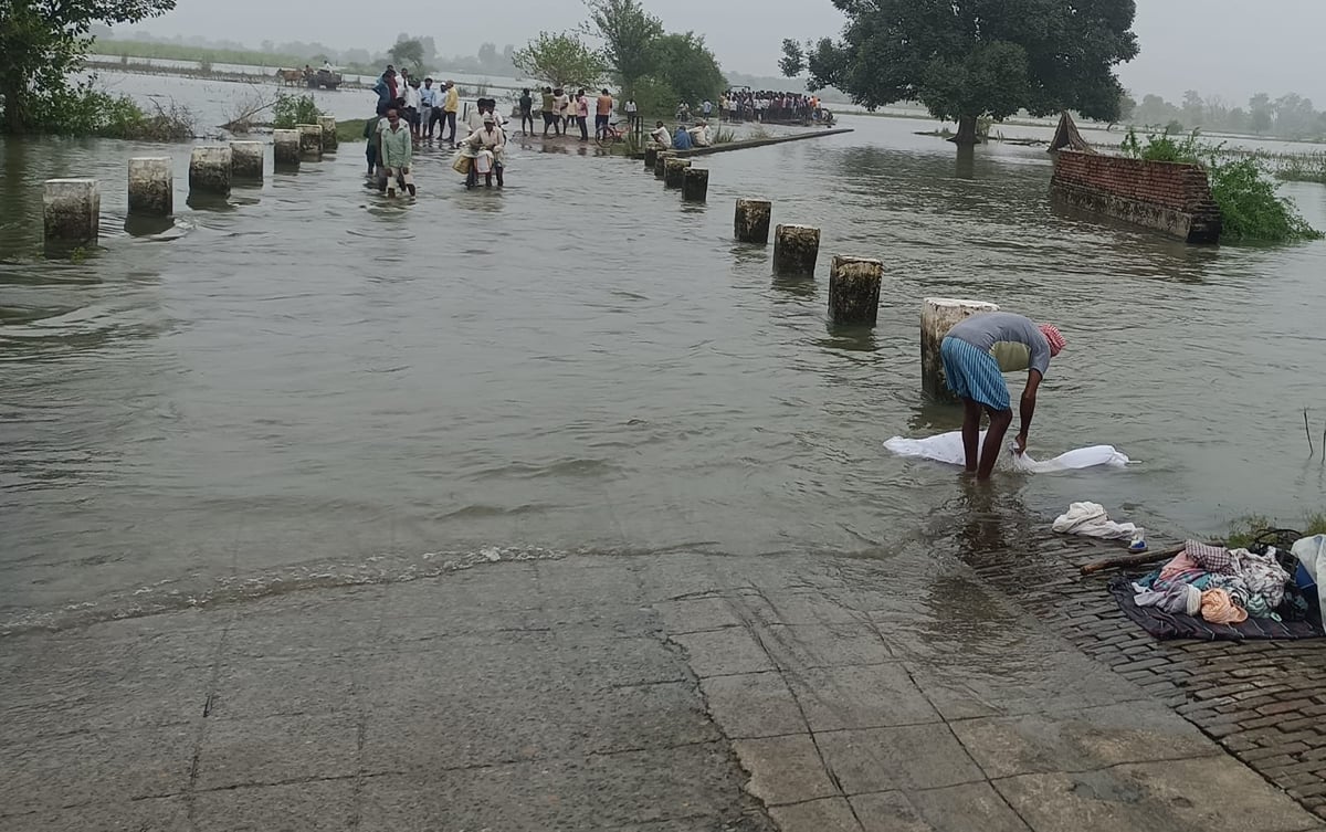 Farrukhabad News: बिलावलपुर डिप पर पानी की धार तेज, आवागमन रुका