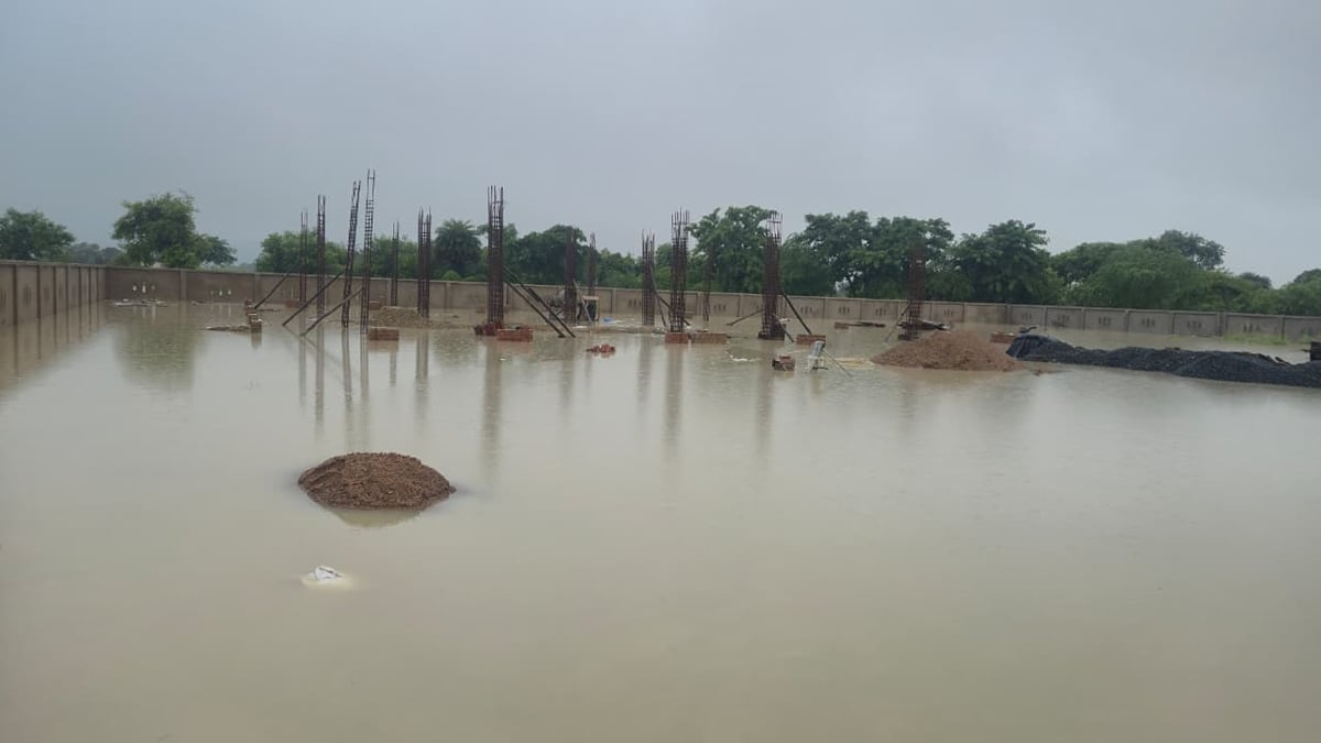 Farrukhabad News: उत्सव भवन का फाउंडेशन सड़क से नीचा, परिसर में जलभराव