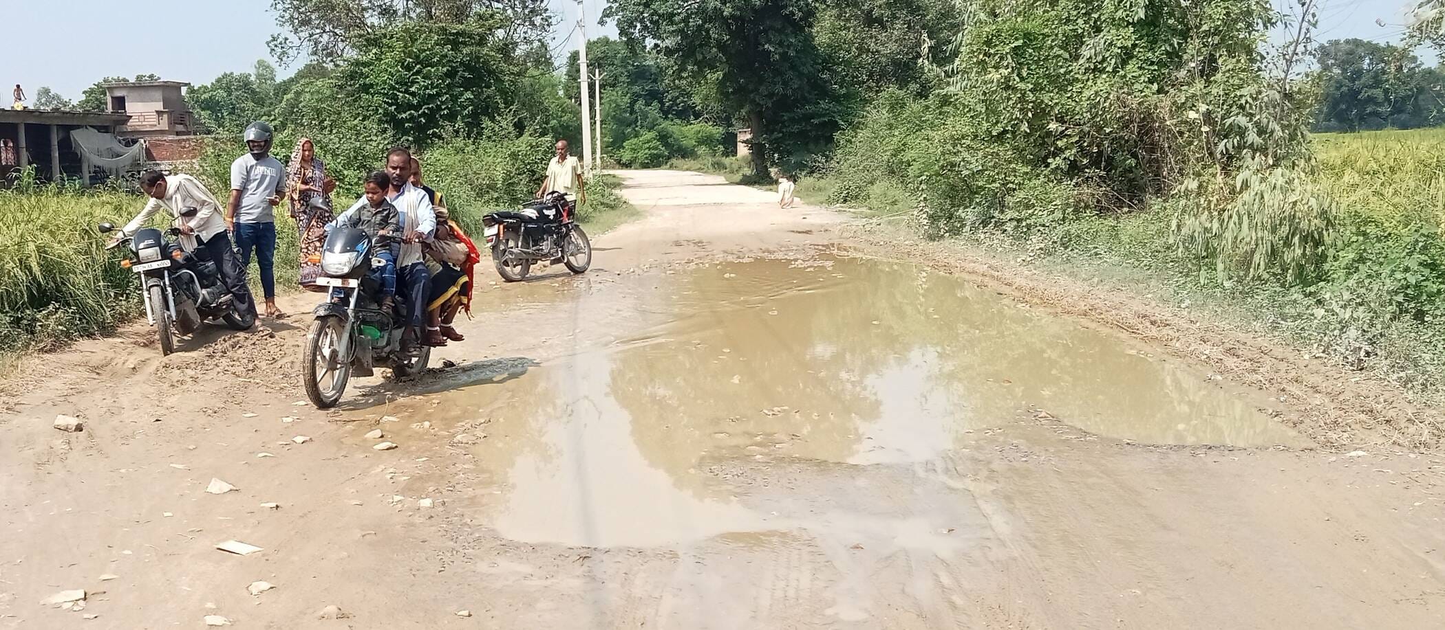 फोटो-16-बिलंदा से हुसैनगंज-हथगाम मार्ग को जोड़ने वाले निर्माणाधीन मार्ग पर गड्ढे में जमा गंदा प