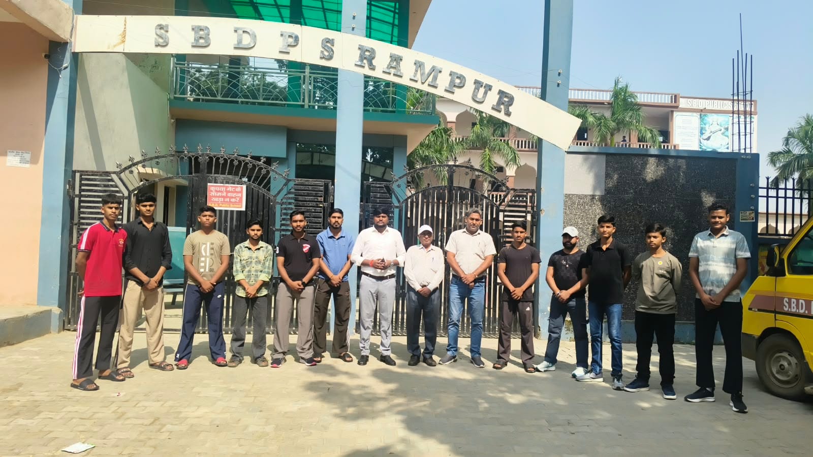 फोटो - 18  टूर्नामेंट खेलने के जाने से पूर्व एक साथ मौजूद खिलाड़ी। स्रोत : स्वयं