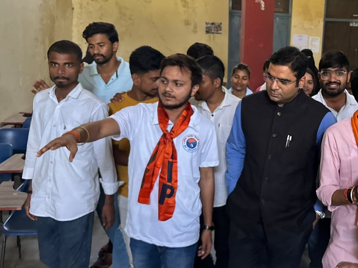 Banda News: चार दिन बाद छात्रों की समस्याएं जानने पहुंचे डीएम