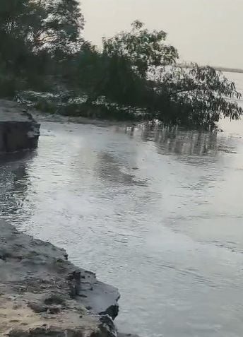 Kasganj News: गंगा के रौद्र रूप से कांपे तटीय इलाके...संकट में गोलामणि