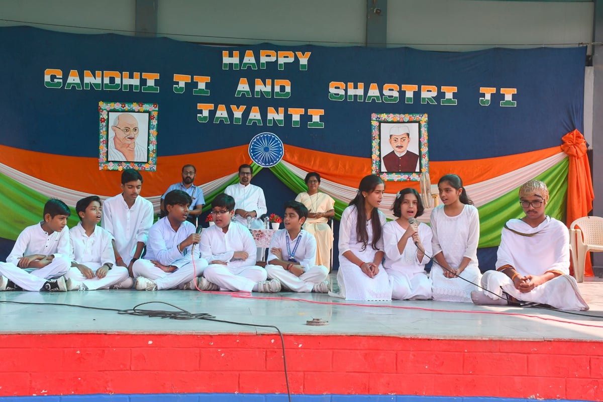 Hardoi News: शिक्षण संस्थानों ने बच्चों ने बापू व शास्त्री को किया याद