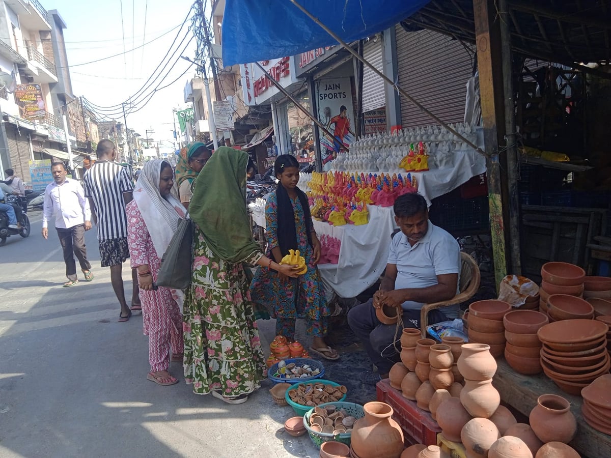Etawah News: महालक्ष्मी व्रत को लेकर बाजारों में दिखी रौनक, महिलाओं ने की खरीदारी