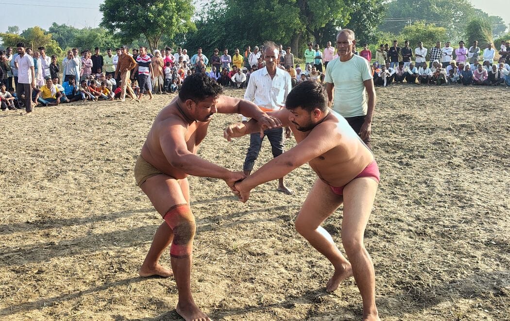 फोटो-30-अभयपुर के दंगल में दांव पेंच आजमाते पहलवान। संवाद