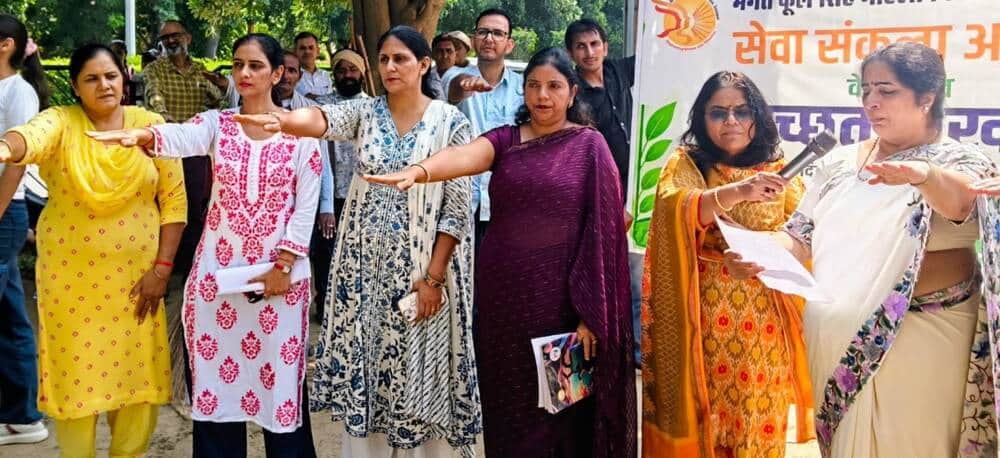 Vice-Chancellor administers cleanliness pledge to female students during Cleanliness Fortnight.
