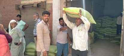 खाद  केंद्र के बाहर डीएपी खाद को लेकर लगी किसानों लाइन--संवाद