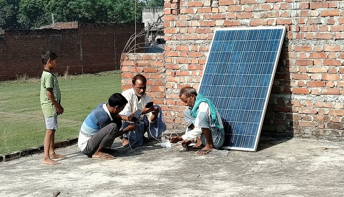 Kasganj News: कहीं मुफलिसी तो कहीं सिस्टम की नाकामी...एआई के दौर में बिजली नहीं