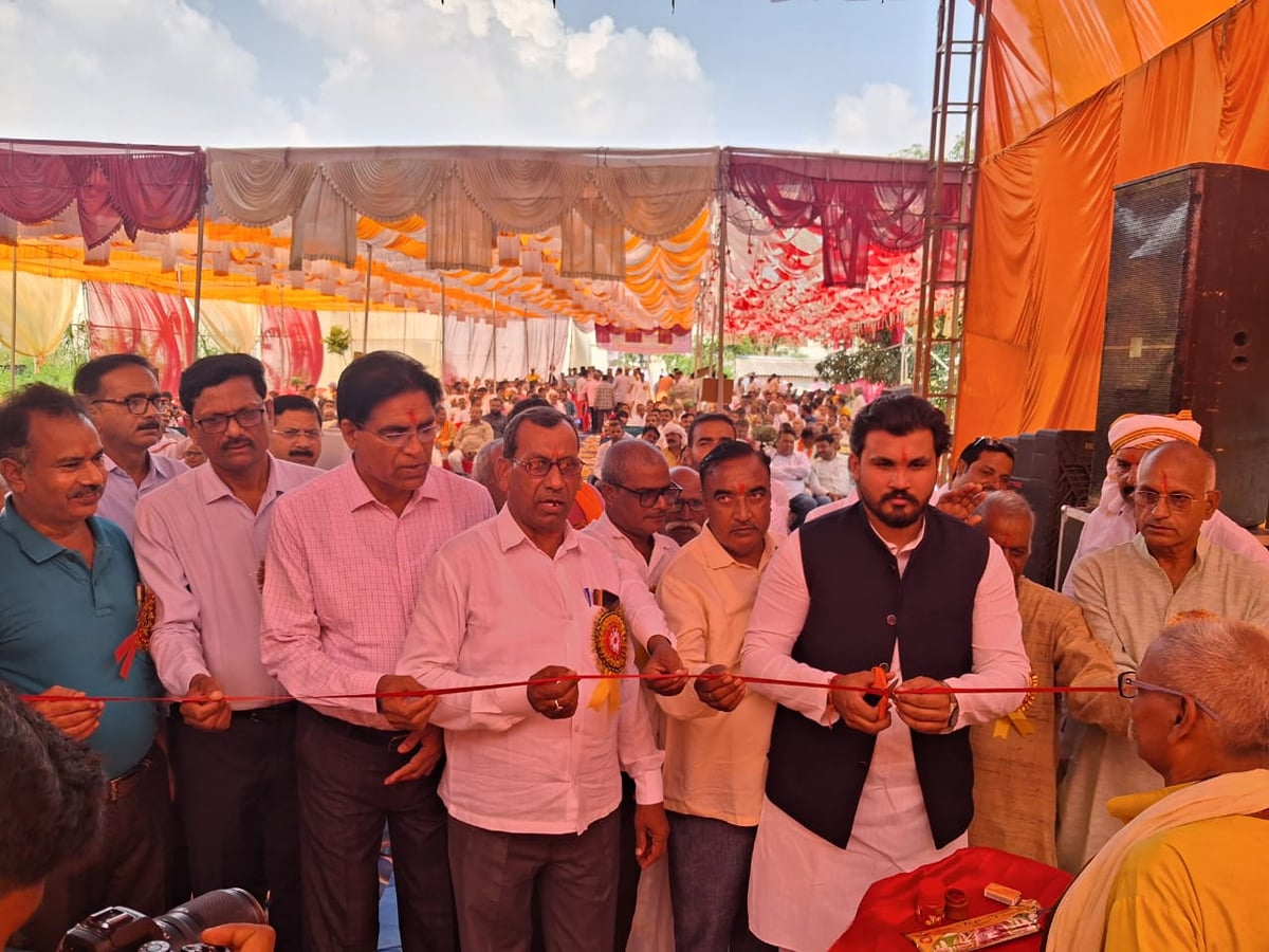 Basti News: गन्ना उतरवाई पर किसानों में आक्रोश प्रति ट्राॅली 200 रुपये वसूली का आरोप