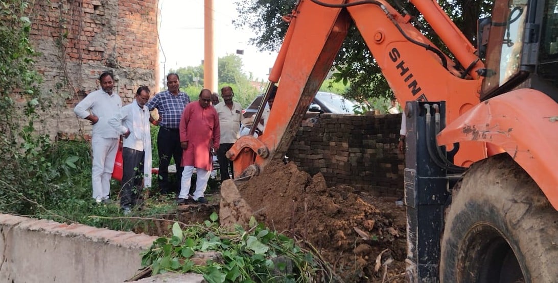 Bhadohi News: कोर्ट के आदेश पर हटवाया अतिक्रमण