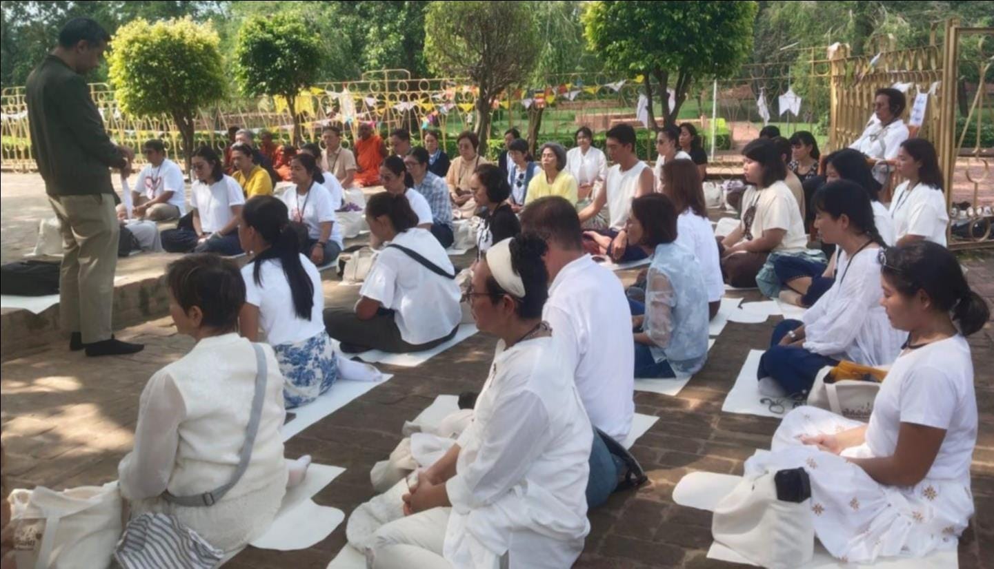 गंध कुटी में प्रार्थना करते अनुयायी।