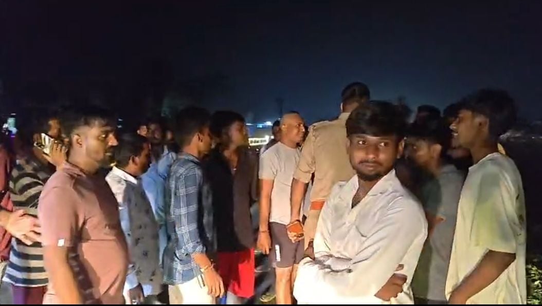 Gonda News: बिजली उपभोक्ताओं ने जाम किया हाईवे