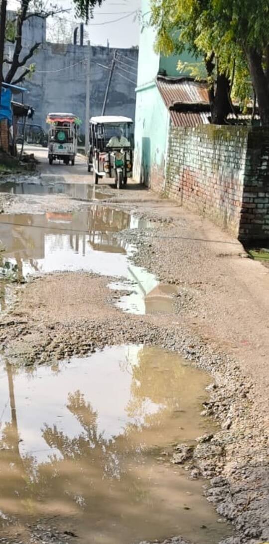 Prayagraj News: सुलतानपुर खास मार्ग गड्ढे में तब्दील, ग्रामीणों में नाराजगी