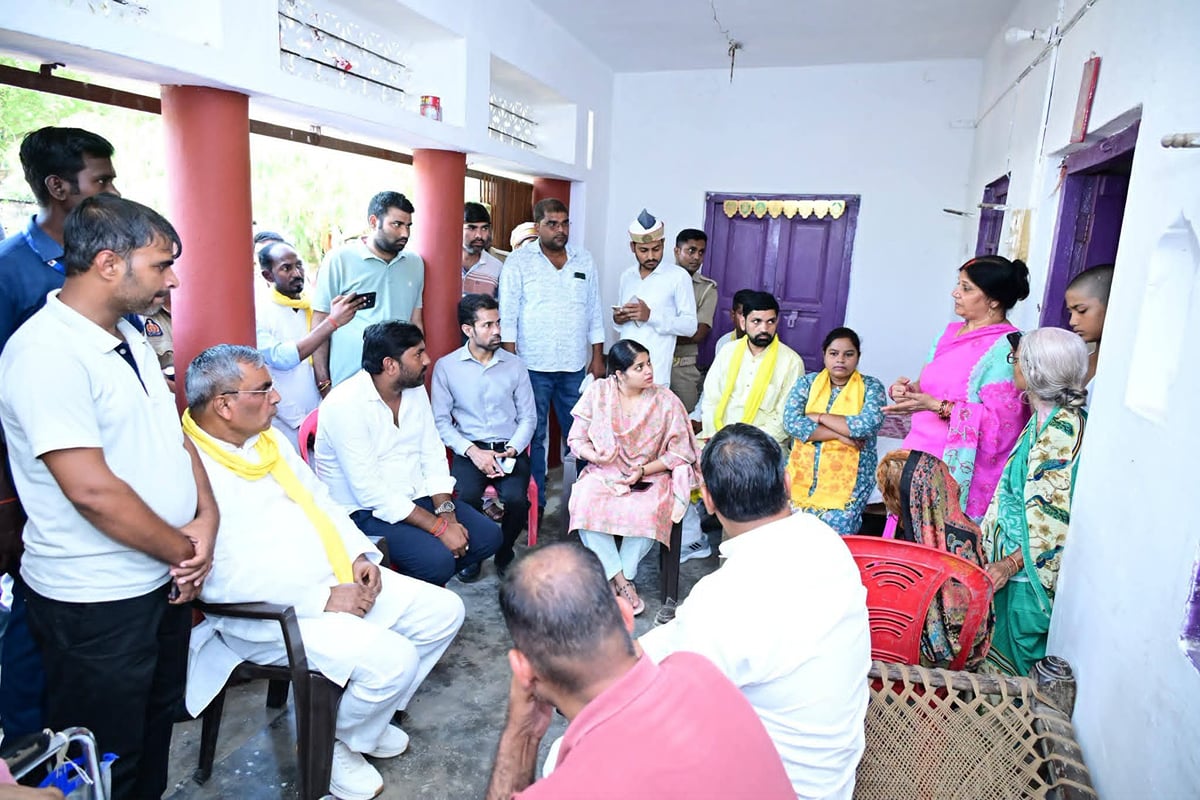 Ambedkar Nagar News: अंतिम विदाई के बाद भी नहीं थमा आंसुओं का सैलाब
