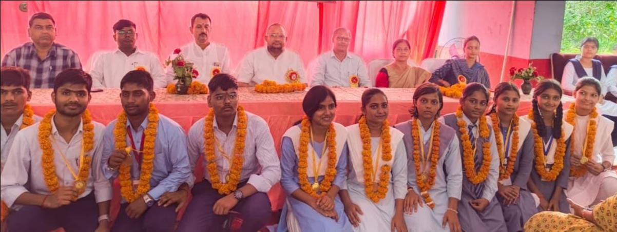 जगतजीत इंटर कॉलेज में आयोजित प्रतियोगिता के विजेता प्रतिभागी।
