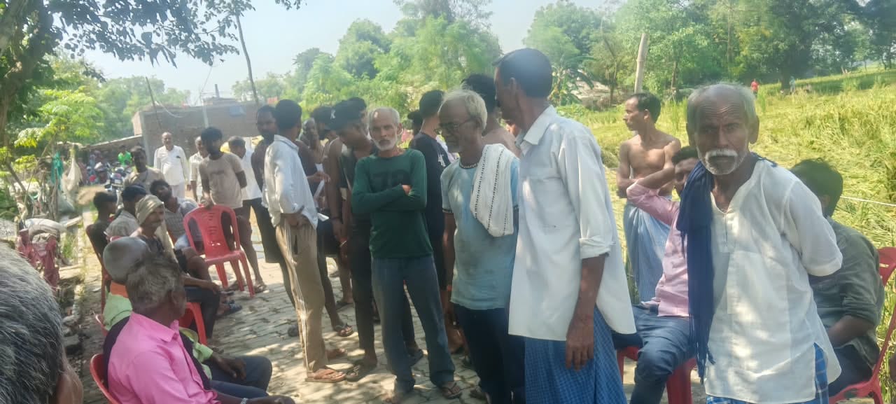 जहांगीराबाद के बेरिया गांव में अशोक के घर के बाहर लगी भीड़।