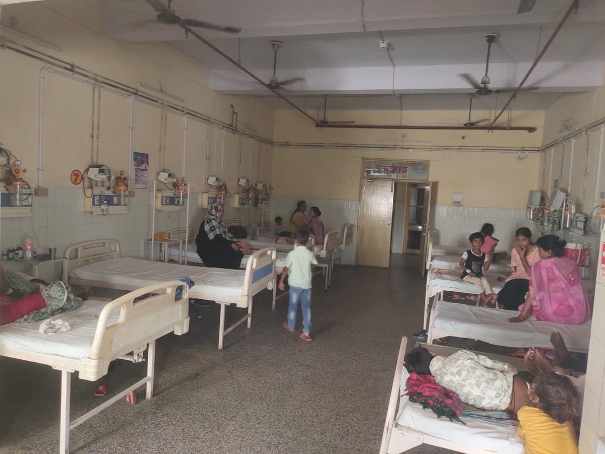 Basti News: बुखार से तड़प रहे लोग, मुंह का स्वाद बदला तो पहुंचे अस्पताल