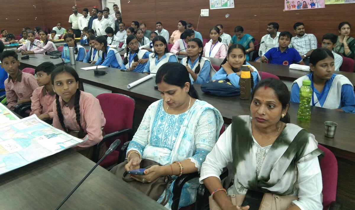 Gonda News: भाषण में निखिल, पोस्टर में आयुषी व निबंध में प्रज्ञा ने बाजी मारी