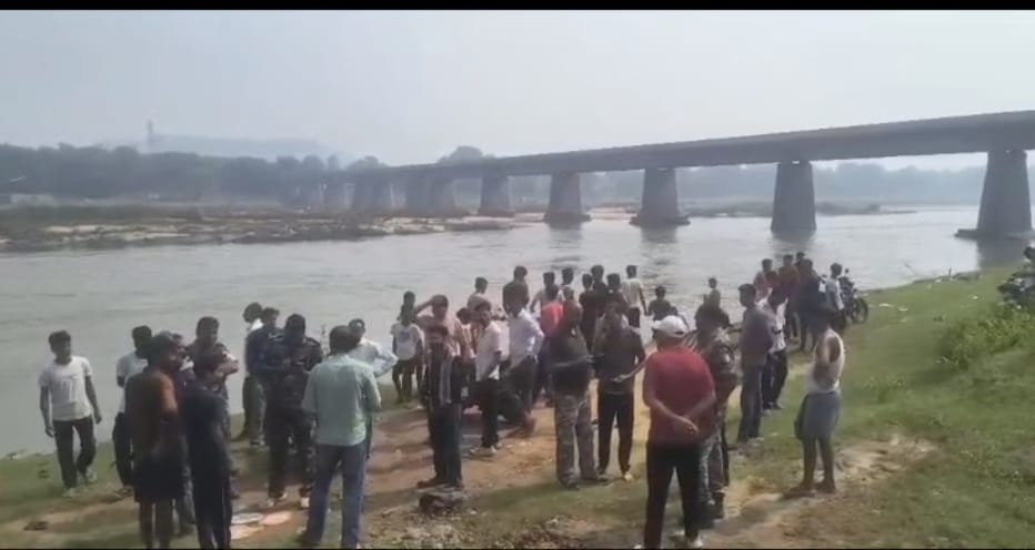 जानकारी मिलने पर घटना स्थल पर पहुंची पुलिस टीम और ग्रामीणों की भीड़।