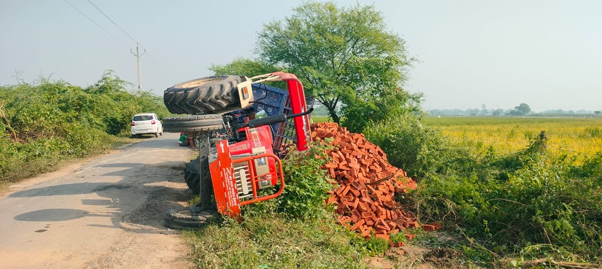 Etah News: ईंटों से ओवरलोड ट्रैक्टर-ट्रॉली खाई में पलटी, बाल-बाल बचे लोग