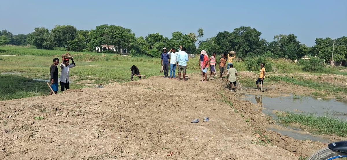 Jaunpur News: एशियाड कांस्य पदक विजेता रोहित यादव के घर तक ग्रामीणों ने खुद तैयार किया रास्ता