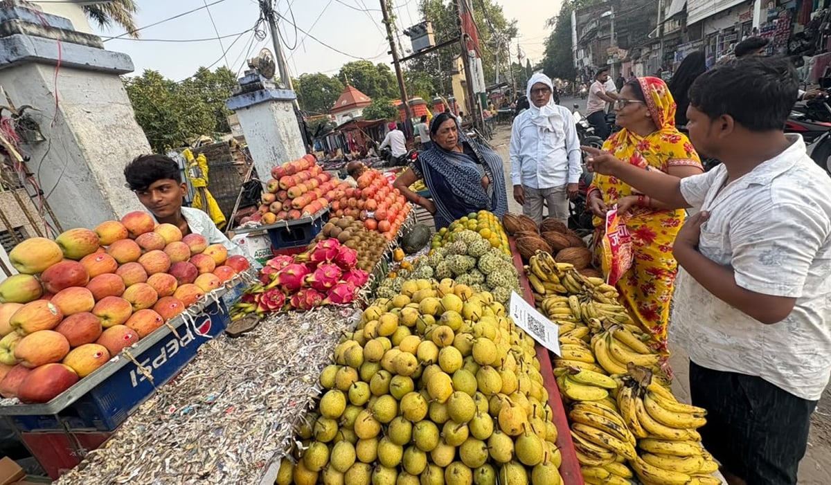 Bhadohi News: जिउतिया पर्व कल, 10 से 15 रुपये बढ़े फलों के दाम