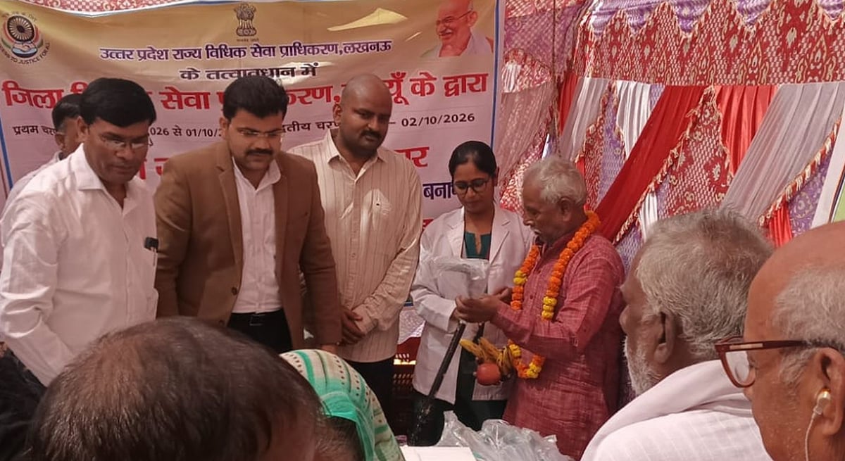 Budaun News: सिविल जज ने वृद्धजनों को फल और कपड़े बांटे