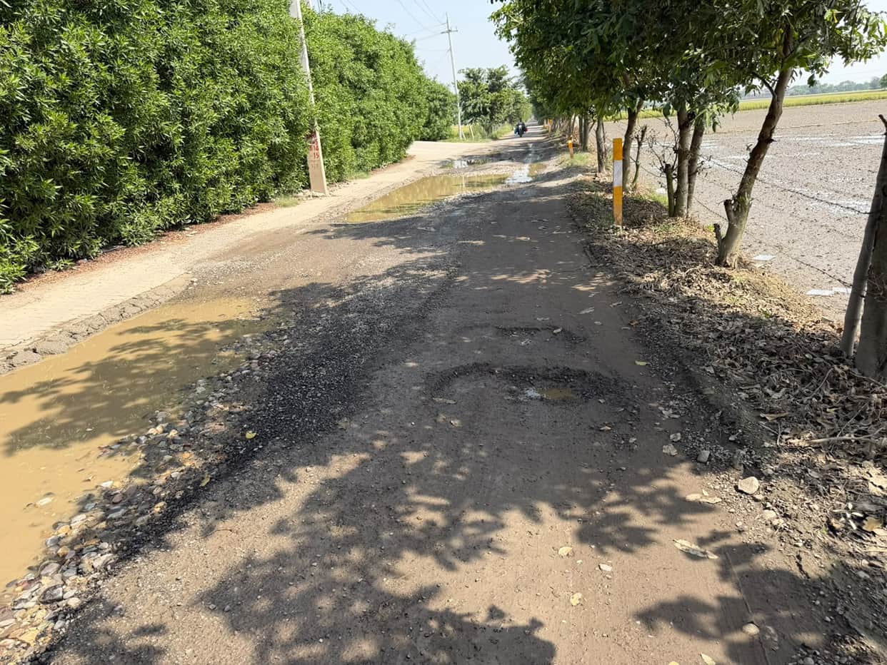 Villagers protest over the dilapidated road in Kachhwa.
