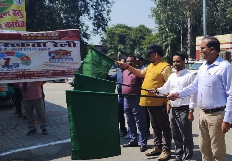 कलक्ट्रेट में हरी झंडी दिखाकर रैली को रवाना करते डीएम धर्मेंद्र प्रताप सिंह। स्रोत: सूचना विभाग