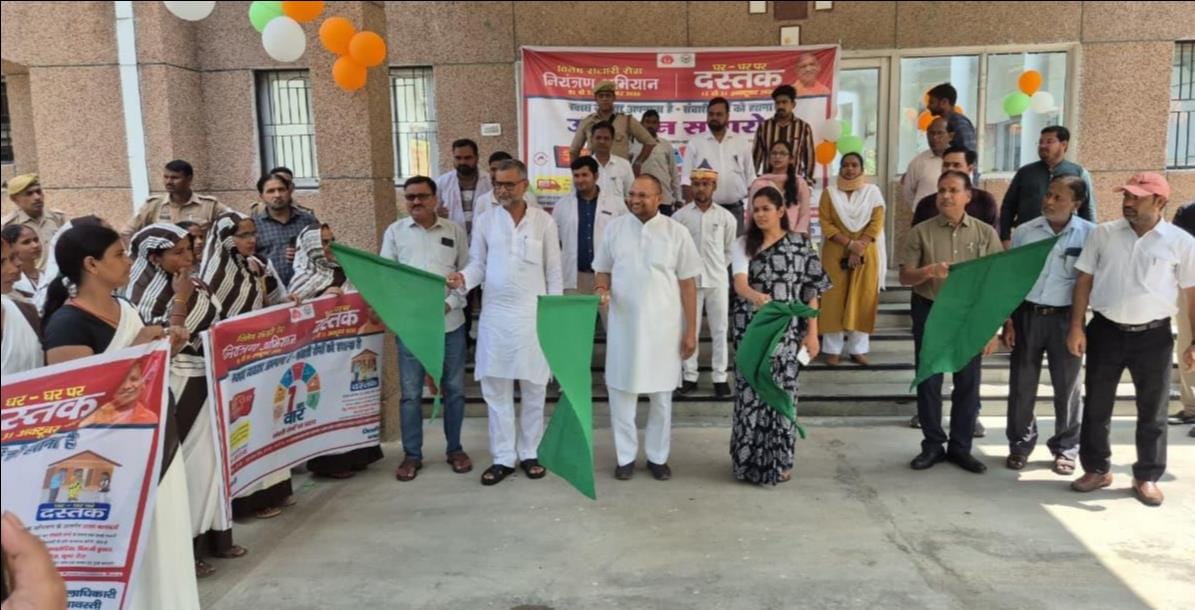 कलेक्ट्रेट में रैली को हरी झंडी दिखते जिला पंचायत अध्यक्ष व डीएम।