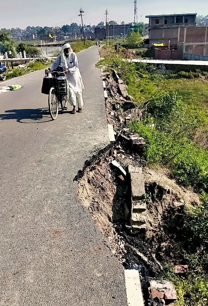 Unnao News: बांगरमऊ-बरुआघाट मार्ग का कट रहा है किनारा