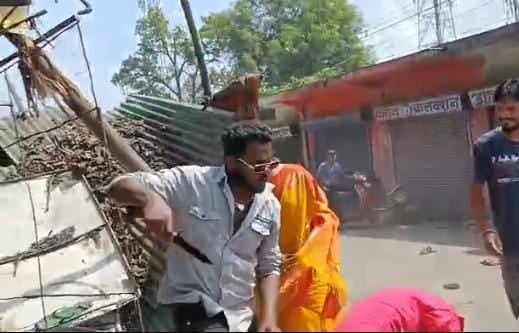 कमेंट को लेकर किन्नरों और पिता पुत्र के बीच जमकर मारपीट