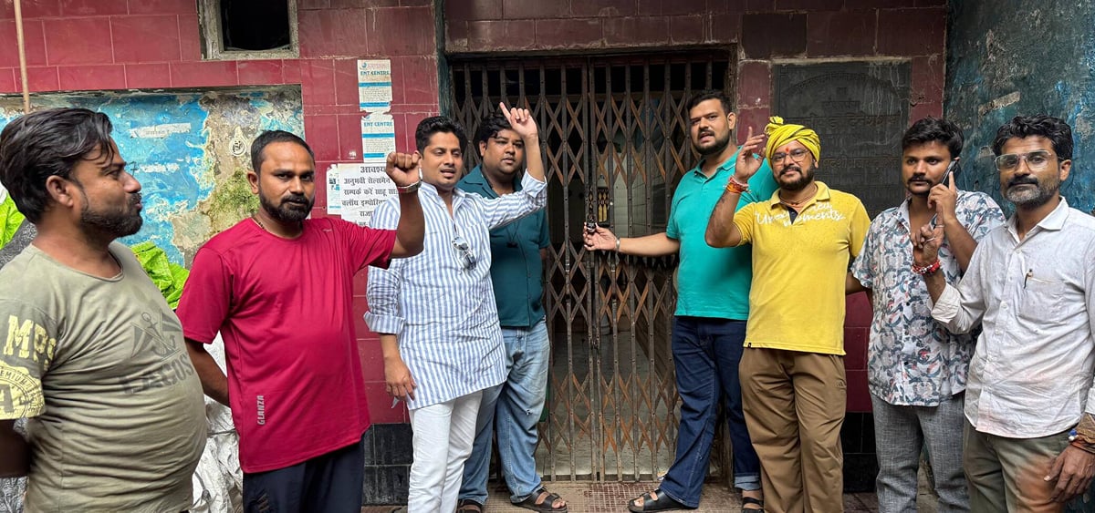 Lucknow News: कारोबारियों ने जर्जर शौचालय पर जड़ा ताला
