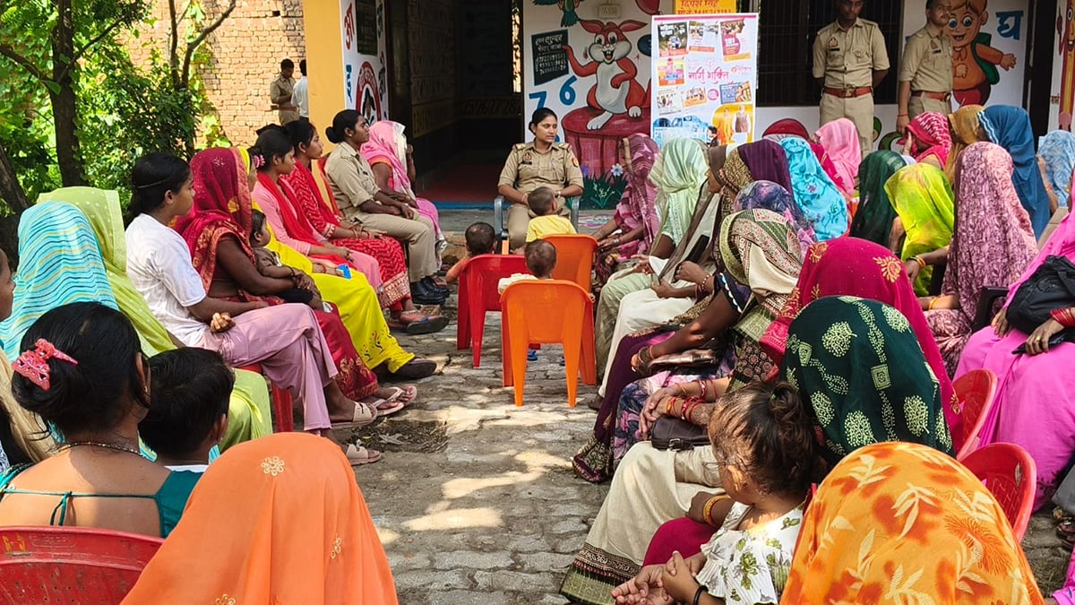Prayagraj News: चौपाल में महिलाओं को दी कानूनी जानकारी