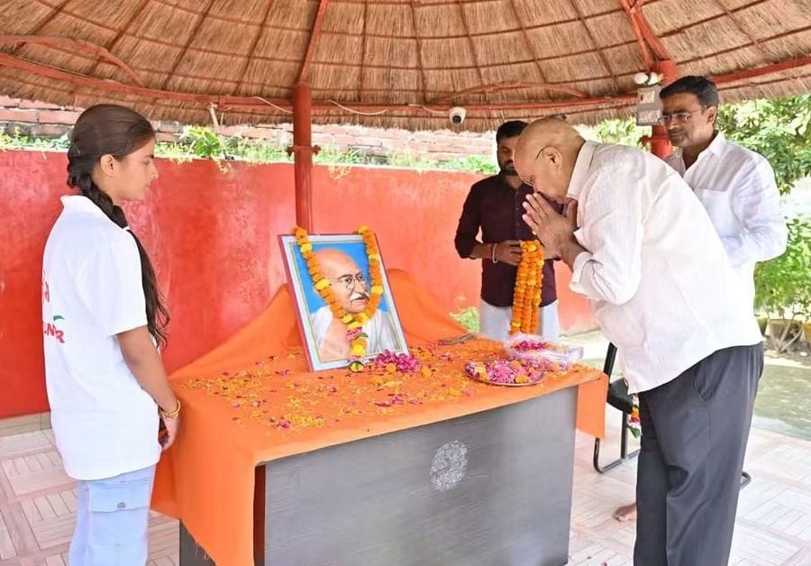 Gonda News: कार्यालयों में हुआ ध्वजारोहण, निकाली गई स्वच्छता रैली