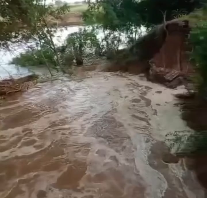 कुतियाना माइनर में दरार से बहता पानी। 
