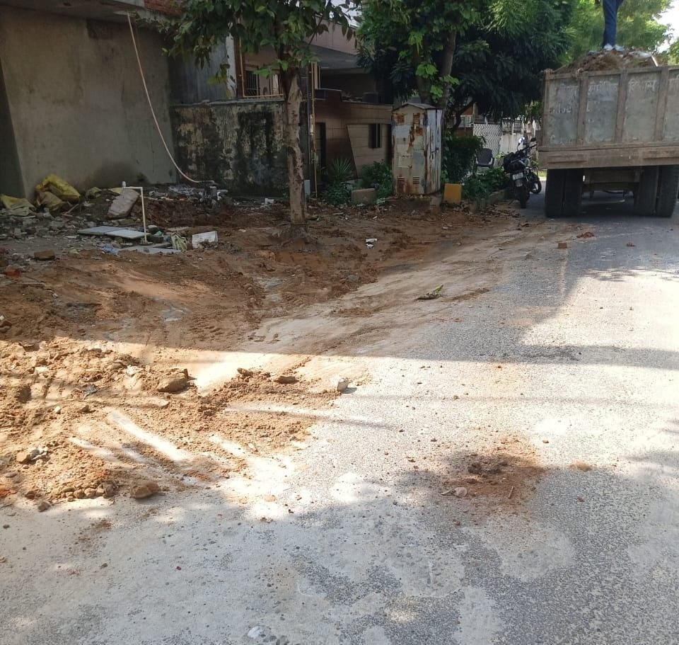 Noida News: ओमीक्रोन-1ए से हटाया गया महीनों से पड़ा मलबा