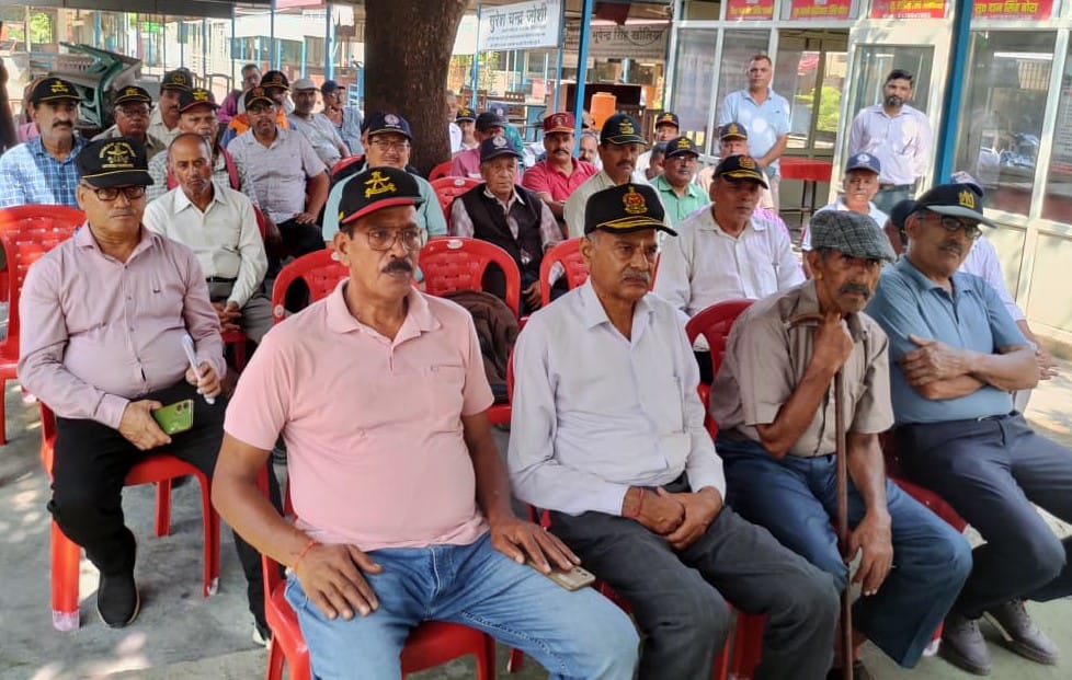 खटीमा में आयोजित बैठक में मौजूद असम राइफल्स के पूर्व सैनिक