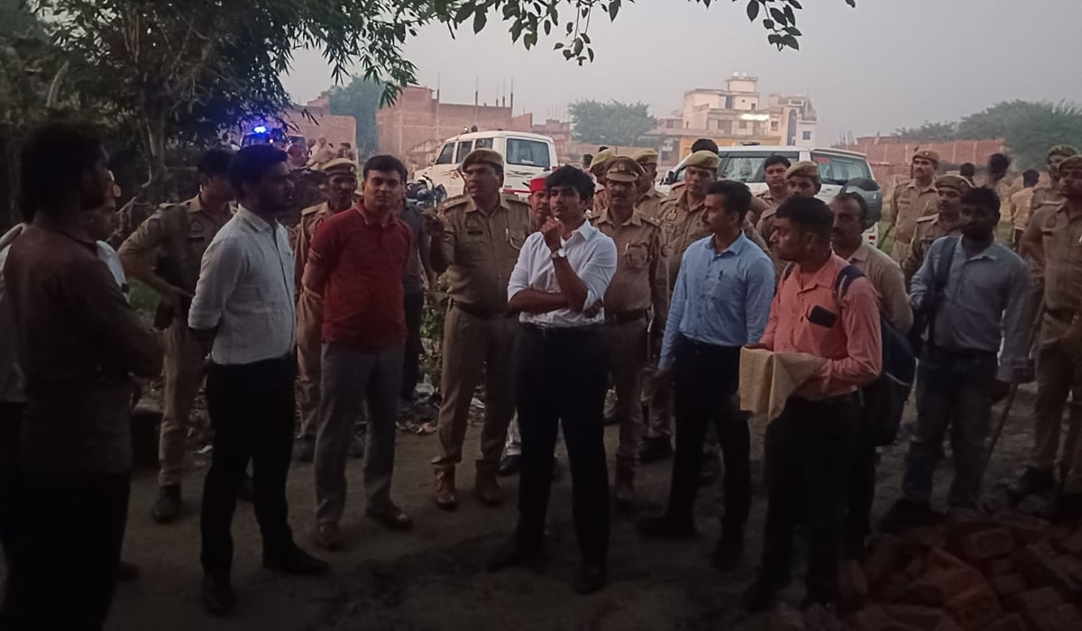 Budaun News: जमीन की पैमाइश को लेकर विवाद, सरकारी टीम के सामने लगा ली अपनी झोंपड़ी में आग