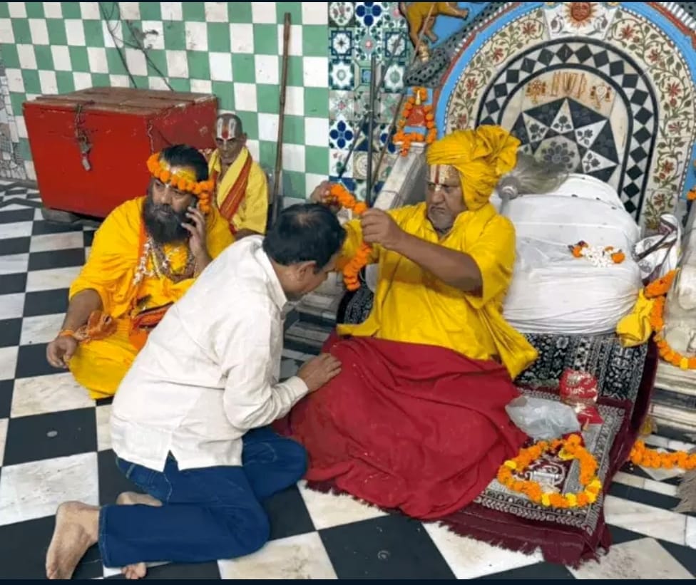 महंत से आशीर्वाद लेते सुभाष मलिक।
