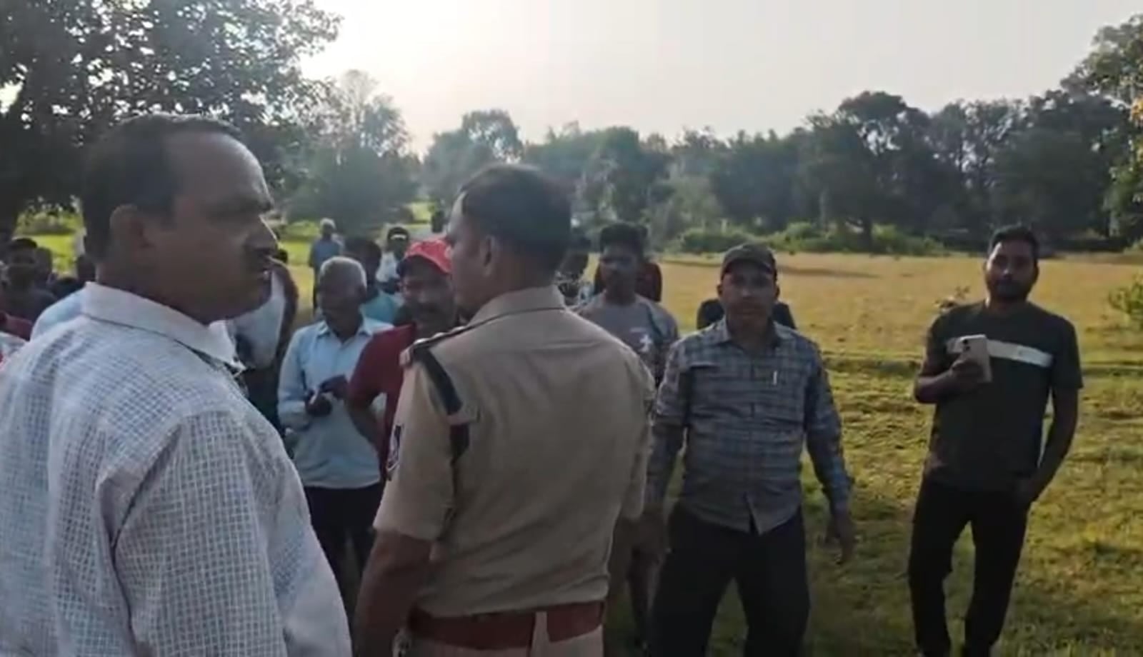 मौके पर मौजूद पुलिस।