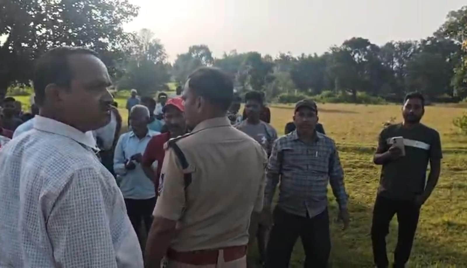 मौके पर मौजूद पुलिस।