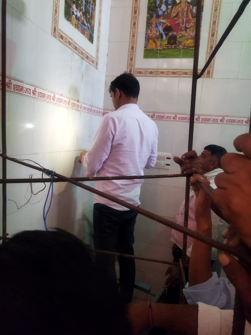 मंदिर में फिंगर प्रिंट लेता विशेषज्ञ।