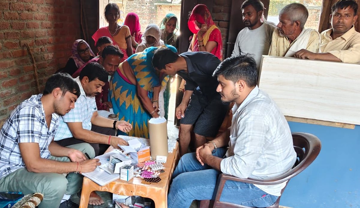 Budaun News: जगत पीपरी में किट से जांच में डेंगू के पांच पॉजिटिव मिले